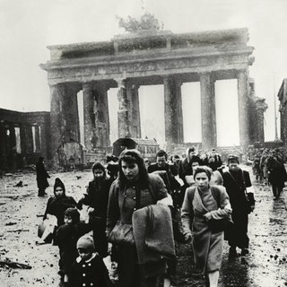 Frauen und Kinder vor dem Brandenburger Tor: Rückkehr ins zerstörte Berlin nach dem Kriegsende 1945