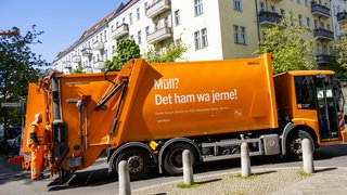 Ein Müllwagen der Berliner Stadtreinigung (BSR) im April 2024 unteregs in Prenzlauer Berg. Der Wagen trägt die Aufschrift "Müll? Det ham wa jerne!" – Ende der 1990er-Jahre hatten viele Kommunen ihre Stadtwerke verkauft. Jetzt wollen Städte und Gemeinden wieder selbst über ihre Infrastruktur entscheiden. 