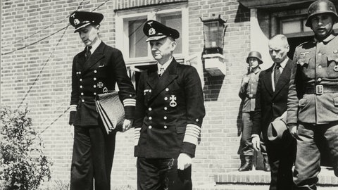 Großadmiral Karl Dönitz (1891 - 1980) mit Mitgliedern der Geschäftsführenden Reichsregierung im Mai 1945 in Flensburg: In der Marineschule Mürwik bei Flensburg agierte noch fast drei Wochen nach Hitlers Selbstmord am 30. April 1945 und der Kapitulation der Wehrmacht am 8. Mai 1945 eine Reichsregierung unter Großadmiral Karl Dönitz, den Hitler zu seinem Nachfolger ernannt hatte. 