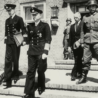Großadmiral Karl Dönitz (1891 - 1980) mit Mitgliedern der Geschäftsführenden Reichsregierung im Mai 1945 in Flensburg: In der Marineschule Mürwik bei Flensburg agierte noch fast drei Wochen nach Hitlers Selbstmord am 30. April 1945 und der Kapitulation der Wehrmacht am 8. Mai 1945 eine Reichsregierung unter Großadmiral Karl Dönitz, den Hitler zu seinem Nachfolger ernannt hatte. 