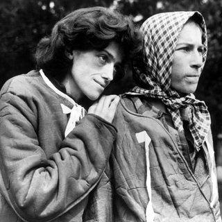 Zwei überlebende Frauen im KZ Bergen-Belsen nach der Befreiuung im April 1945 durch britische und kanadische Truppen: Der Zweite Weltkrieg war am 8. Mai 1945 zwar zu Ende, doch das traumatische Erleben des Holocaust, von Flucht und Vertreibung, Bombardierung und Hungersnot prägte die Menschen. Vor allem das Verstummen der Erwachsenen führt bis heute dazu, dass manche Kinder und Enkelkinder, die den Schmerz der Vorfahren nicht kennen, selbst belastet sind.