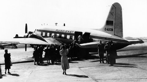 Eine Vickers des Condor-Vorgängers Deutscher Flugdienst (Foto 1956): Bis 1956 war Mallorca für die meisten Deutschen eine unbekannte Insel im Mittelmeer – für einen Urlaub viel zu weit weg und zu teuer. Doch im Frühjahr 1956 nimmt die Deutsche Flugdienst GmbH ihren Betrieb auf. Die ersten Ziele: das Heilige Land, Kairo und eben: Mallorca. 
