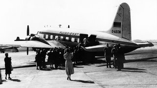 Eine Vickers des Condor-Vorgängers Deutscher Flugdienst (Foto 1956): Bis 1956 war Mallorca für die meisten Deutschen eine unbekannte Insel im Mittelmeer – für einen Urlaub viel zu weit weg und zu teuer. Doch im Frühjahr 1956 nimmt die Deutsche Flugdienst GmbH ihren Betrieb auf. Die ersten Ziele: das Heilige Land, Kairo und eben: Mallorca. 
