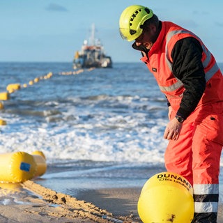 Ein Techniker arbeitet 2020 am atlantischen Unterseekabel "Dunant" von Google in Saint-Hilaire de Riez in Westfrankreich. "Dunant" ist ein privates, 6.600 Kilometer langes transatlantisches Kommunikationskabel, das die Vereinigten Staaten (Virginia Beach) mit Frankreich (Saint-Hilaire-de-Riez) verbindet. Unzählige Kabel durchziehen die Weltmeere – das Rückgrat der globalen Kommunikation und der Energiewende. Doch die wichtige Infrastruktur ist angreifbar. Wie lässt sie sich schützen?