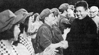 Saloth Sar (19. Mai 1928 - 15. April 1998), besser bekannt als Pol Pot, war der Anführer der kommunistischen Bewegung der Roten Khmer in Kambodscha und von 1976 bis 1979 Premierminister der Demokratischen Republik Kampuchea. Nach der Invasion Vietnams floh er 1979 in den Dschungel im Südwesten Kambodschas. Im Bild wird er von einer chinesischen Operntruppe in kambodschanischer Kleidung in Peking begrüßt.