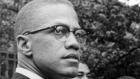 Porträt des Menschenrechts-Aktivisten Malcolm X bei einer Veranstaltung 1963 in New York. Malcolm X bei einer Veranstaltung 1963 in New York: Der Aktivist nahm als einer der wichtigsten Anführer der Bürgerrechtsbewegung starken Einfluss auf die Bewegung der Schwarzen-Emanzipation in den USA