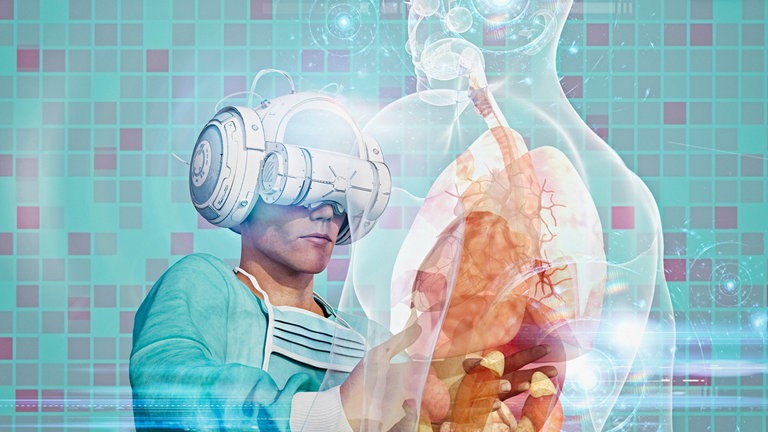 Chirurg mit Virtual-Reality-Brille operiert mit Hologramm (Illustration): KI hat längst Einzug in die Medizin gehalten. Hologramme des Herzens oder virtuelle Gehirnsimulationen unterstützen bei schwierigen Operationen. Herzfrequenz, Hirnaktivität und Blutwerte werden digital erfasst. In Zukunft sollen diese Daten auch die individuelle Planung von Therapien und Eingriffen erleichtern und Diagnosen präzisieren. 