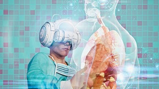 Chirurg mit Virtual-Reality-Brille operiert mit Hologramm (Illustration): KI hat längst Einzug in die Medizin gehalten. Hologramme des Herzens oder virtuelle Gehirnsimulationen unterstützen bei schwierigen Operationen. Herzfrequenz, Hirnaktivität und Blutwerte werden digital erfasst. In Zukunft sollen diese Daten auch die individuelle Planung von Therapien und Eingriffen erleichtern und Diagnosen präzisieren. 