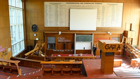 Nach einer Besetzung des Emil-Fischer-Saals der Humboldt-Universität in Berlin im April 2025 durch propalästinensische Aktivisten, die durch die Polizei geräumt wurde, sind so umfangreiche Schäden entstanden, dass der Raum nicht mehr nutzbar ist: Seit dem Terrorangriff der Hamas am 7. Oktober 2023 und der Militäroffensive Israels eskalieren Proteste an den Hochschulen. Unis versuchen nun, Lernorte für selbstkritisches Zuhören und vorurteilsfreie Dialoge zu schaffen.