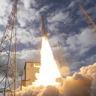 Die neue europäische Trägerrakete Ariane 6 startete im Juli 2024 am europäischen Weltraumbahnhof in Kourou in Französisch-Guayana erstmals in den Weltraum. 