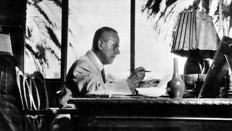 Der Schriftsteller Thomas Mann am Schreibtisch in Kalifornien, Ende September 1940