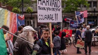Protestierende vor der Harvard-Universität in CambridgeMassachusetts. Auf einem Plakat steht: HARVARD Thank You For Your COURAGE!!