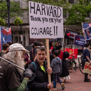 Protestierende vor der Harvard-Universität in CambridgeMassachusetts. Auf einem Plakat steht: HARVARD Thank You For Your COURAGE!!