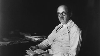 Ferdinand Sauerbruch um 1925 in seinem Arbeitszimmer: Spektakuläre Operationen an Lunge, Herz und Gliedmaßen begründeten seinen Weltruf. Doch Sauerbruch hegte schon früh Sympathie für die Ideologie der Nazis. Trotzdem behandelte er jüdische Patienten.