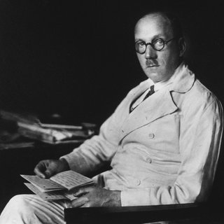 Ferdinand Sauerbruch um 1925 in seinem Arbeitszimmer: Spektakuläre Operationen an Lunge, Herz und Gliedmaßen begründeten seinen Weltruf. Doch Sauerbruch hegte schon früh Sympathie für die Ideologie der Nazis. Trotzdem behandelte er jüdische Patienten.