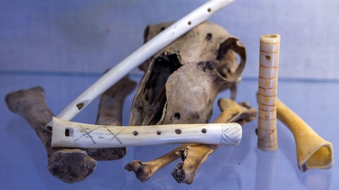 Nachgebaute Knochenflöten