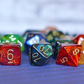 Tisch mit anderen Würfeln in verschwommenen Hintergrund.