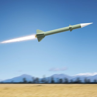 Eine Atomrakete fliegt über eine Landschaft (Illustration): Im Krieg gegen die Ukraine droht Russland damit, taktische Nuklearwaffen einzusetzen, die zwar massive Zerstörungskraft haben, aber angeblich nur begrenzt wirken.