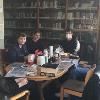 Projektgruppe im Jahre 2021 (Bibliothek des Reuchlin-Gymnasiums Pforzheim)