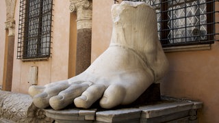 Fuß der Kolossalstatue von Kaiser Konstantin im Konservatorenpalast der Kapitolinischen Museen, Rom, Italien.