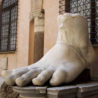 Fuß der Kolossalstatue von Kaiser Konstantin im Konservatorenpalast der Kapitolinischen Museen, Rom, Italien.
