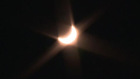 Die Sonne mit einem Schatten oben links