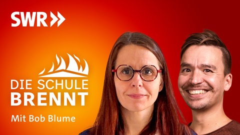 Anke Langner und Bob Blume auf dem Podcast-Cover von "Die Schule brennt – Mit Bob Blume": An der Universitätsschule Dresden wird Lernen und Lehren erforscht. Prof. Anke Langner über sinnhaftes Lernen und Defizite, die Lehrkräfte überwinden müssen.