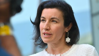 Mit Dorothee Bär wird eine Digitalpolitikerin zur Bundesministerin für Forschung, Technologie und Raumfahrt. Die CSU-Frau ist Politikwissenschaftlerin und hat Erfahrungen als Bundesbeauftragte für Digitalisierung im Bundeskanzleramt. Dabei ist vor allem ihre Flugtaxi-Aussage in Erinnerung geblieben. Sonst hat sie keine forschungspolitische Erfahrung. Anja Braun stellt die Neue an der Schlüsselposition für Raumfahrt und Forschung vor.
