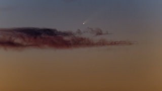 Komet fliegt am Himmel