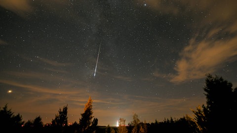 Die Perseiden sind bei uns jedes Jahr im Sommer zu beobachten. Die Erde durchfliegt in dieser Zeit eine Wolke von Kometenkrümeln. 