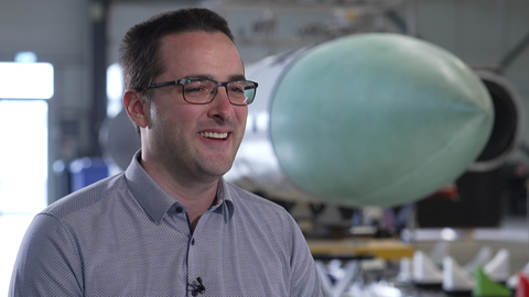 Ein Foto von Christian Schmierer, Raketenbauer und Gründer von HyImpulse, des Unternehmens aus Baden-Württemberg, das Raketen in den Weltraum bringen möchte.