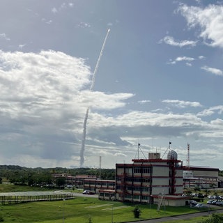 Die neue europäische Trägerrakete Ariane 6 startet am europäischen Weltraumbahnhof in Kourou in Französisch-Guayana erstmals in den Weltraum.