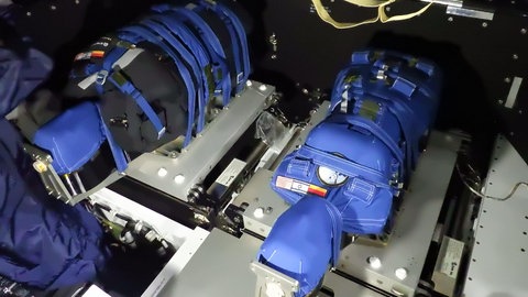 Die beiden mit Messgeräten ausgestatteten Puppen Helga und Zohan sind bereit für den Abflug.