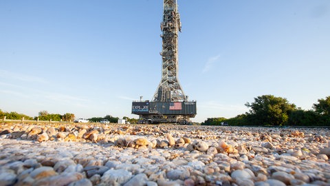 Transportweg des Crawlers über die Flusskiesel