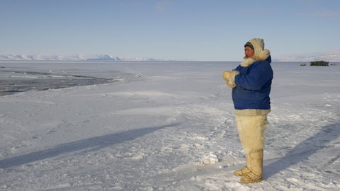 Inughuit mit Hosen aus Eisbärfell.