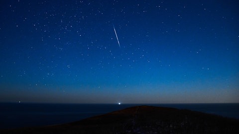 Die Geminiden lassen sich bei günstigen Bedingungen im Dezember am Nachthimmel beobachten. 2024 könnte die Beobachtung der Sternschnuppen allerdings durch den Vollmond erschwert werden.  