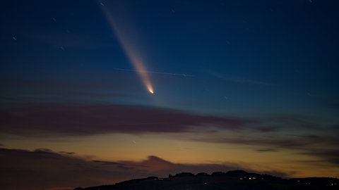 Der Komet C2023 A3 Tsuchinshan-ATLAS drohte  auseinanderzubrechen. Die Sonneneinstrahlung bringt das eingelagerte Eis zum Verdampfen, das Gas entweicht aus dem Kometen und die Gesteinsoberfläche wird aufgerissen. 
