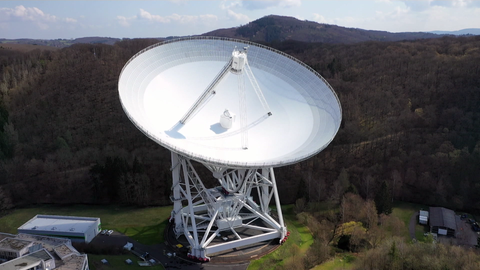Das Bild zeigt das Radioteleskop in Effelsberg.