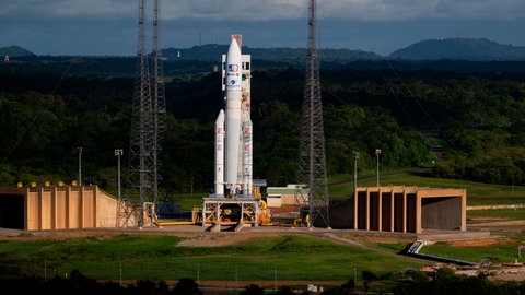 Ariane-5-Rakete vor dem Start am Weltraumbahnhof Kourou. An Bord ist die ESA-Sonde "Juice". Jetzt fliegt sie noch einmal an Mond und Erde vorbei.
