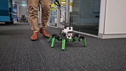 In diesen grünen Roboter bauten die Forschenden ihr neues Navigationssystem, das von den neuronalen Prozessen im menschlichen Gehirn inspiriert ist.