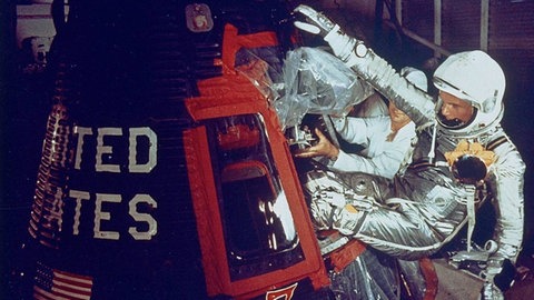 Astronaut John Glenn betritt das Raumschiff, mit dem er als erster Amerikaner die Erde umkreiste. Nun wurde die Schwerlastrakete von Blue Origin nach ihm benannt.