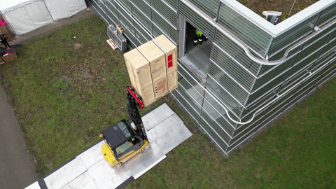 Gabelstapler hebt Teile des Supercomputers "Hunter". Sie sind zu schwer für den Aufzug. Die Anlieferung aufwendig.