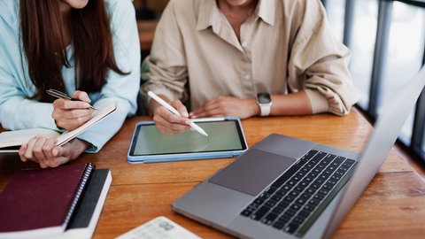 Studierende arbeiten mit Laptop und Tablet, Nutzung von KI an der Hochschule