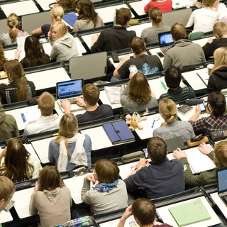 Hörsaal voller Studierenden, teils an Laptops, Nutzung von KI an der Hochschule