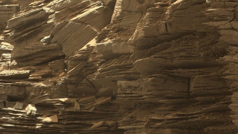 Diese Nahaufnahme des NASA-Rovers Curiosity zeigt fein geschichtete Felsen