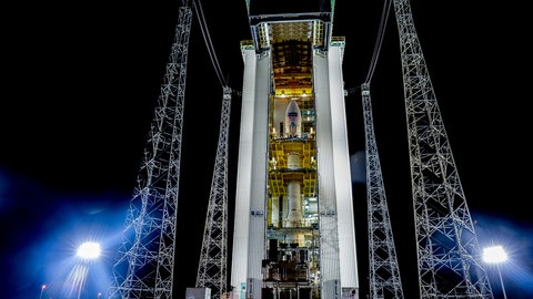 Eine Vega-Rakete der Europäischen Weltraumorganisation ESA steht mit dem Erdbeobachtungssatelliten Sentinel-2A an Bord startbereit im europäischen Raumfahrtzentrum Kourou.