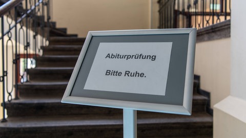 Schild, auf dem steht "Abiturprüfung Bitte Ruhe"