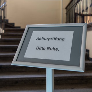 Schild, auf dem steht "Abiturprüfung Bitte Ruhe"