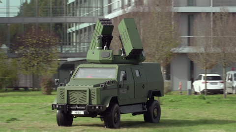 Panzerwagen mit Lenkwaffen auf Dach