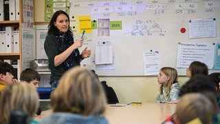 Möglicherweise gibt es bald mehr fertig ausgebildete Lehrkräfte für Grundschuln als benötigt werden, laut einer Studie der Bertelsmann-Stiftung.